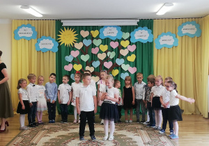 5-latki pożegnały starszych kolegów i koleżanki wierszami i piosenkami.